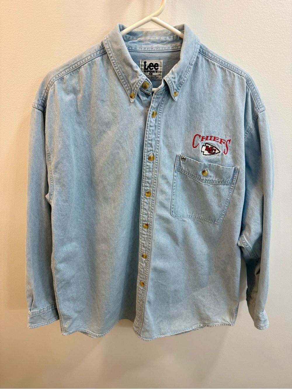 Vintage Men's Light Blue Denim Button-Down Shirt with Chiefs Logo